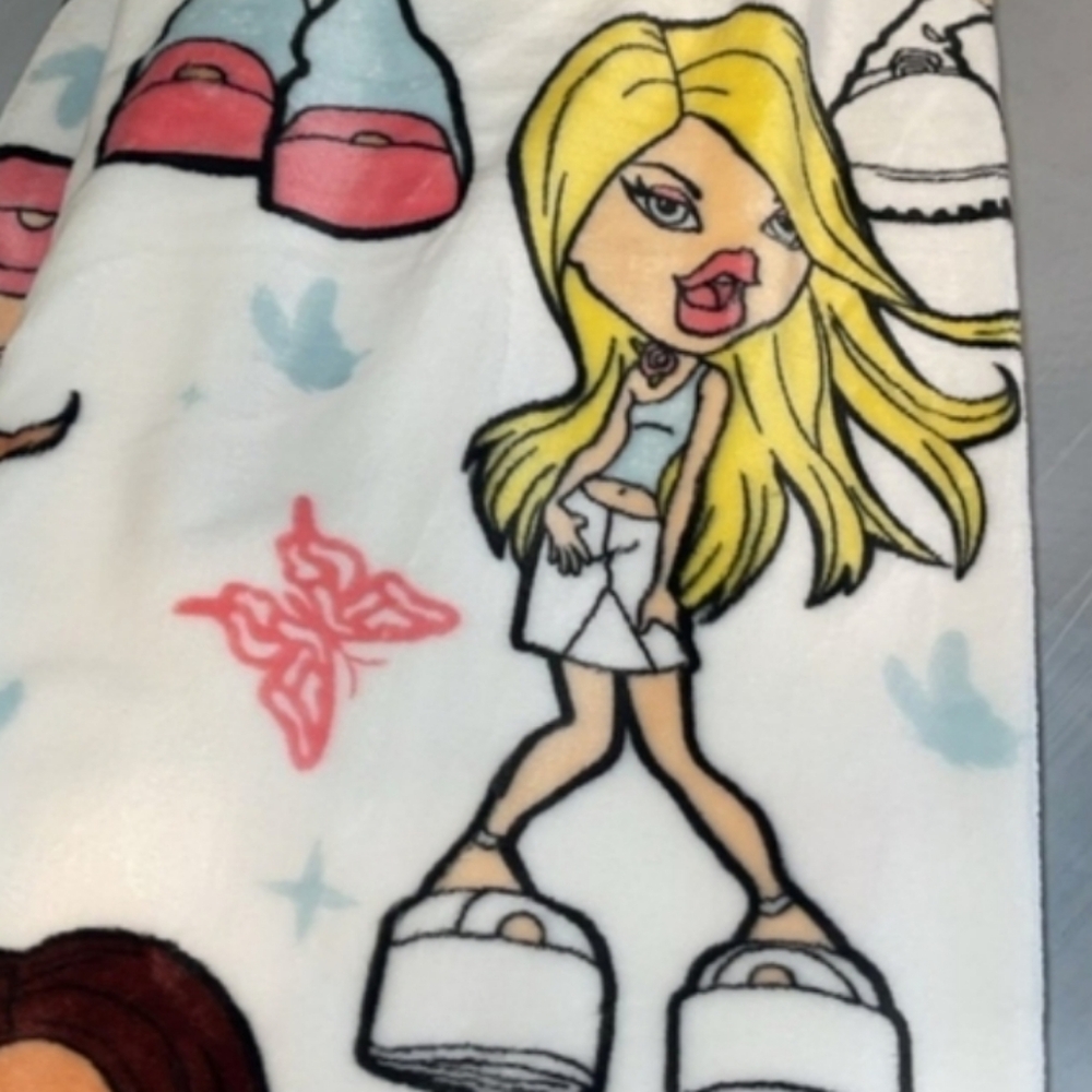 Bratz Blanket 🦋 - Picture 4 of 5